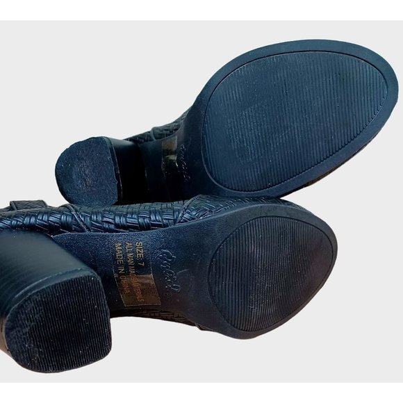 Qupid Size 7 Black Chunk Heel Pull On Women's Booties - Picture 7 of 7